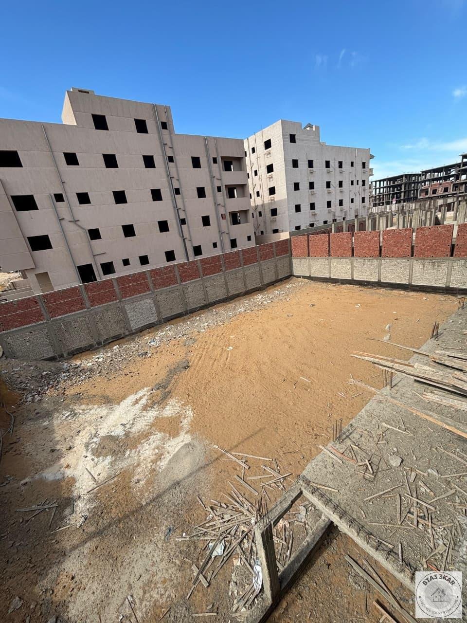 شقة علي حديقة في بيت الوطن بسعر متر 18500 دور متكرر امامي