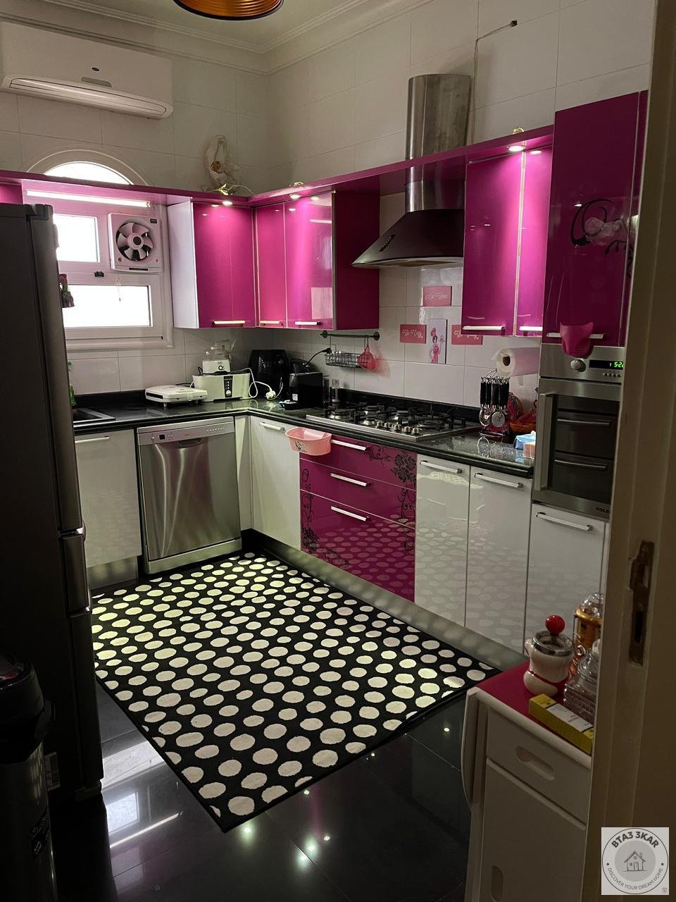 شقة دور اول بفيلات البنفسج تشطيب الترا سوبر لوكس مكيفة بالكامل