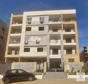 شقة 200 م دور متكرر امامي باللوتس الشمالية خطوات من التسعين الشمالي و ش النوادي