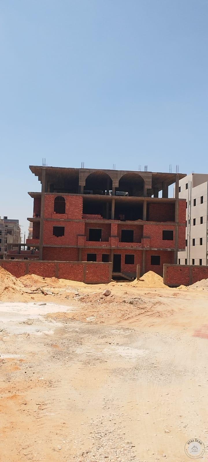 شقة في الحي الرابع بيت الوطن امام النادي الاهلي TRIPLE VIEW علي جاردن وشارع وممر